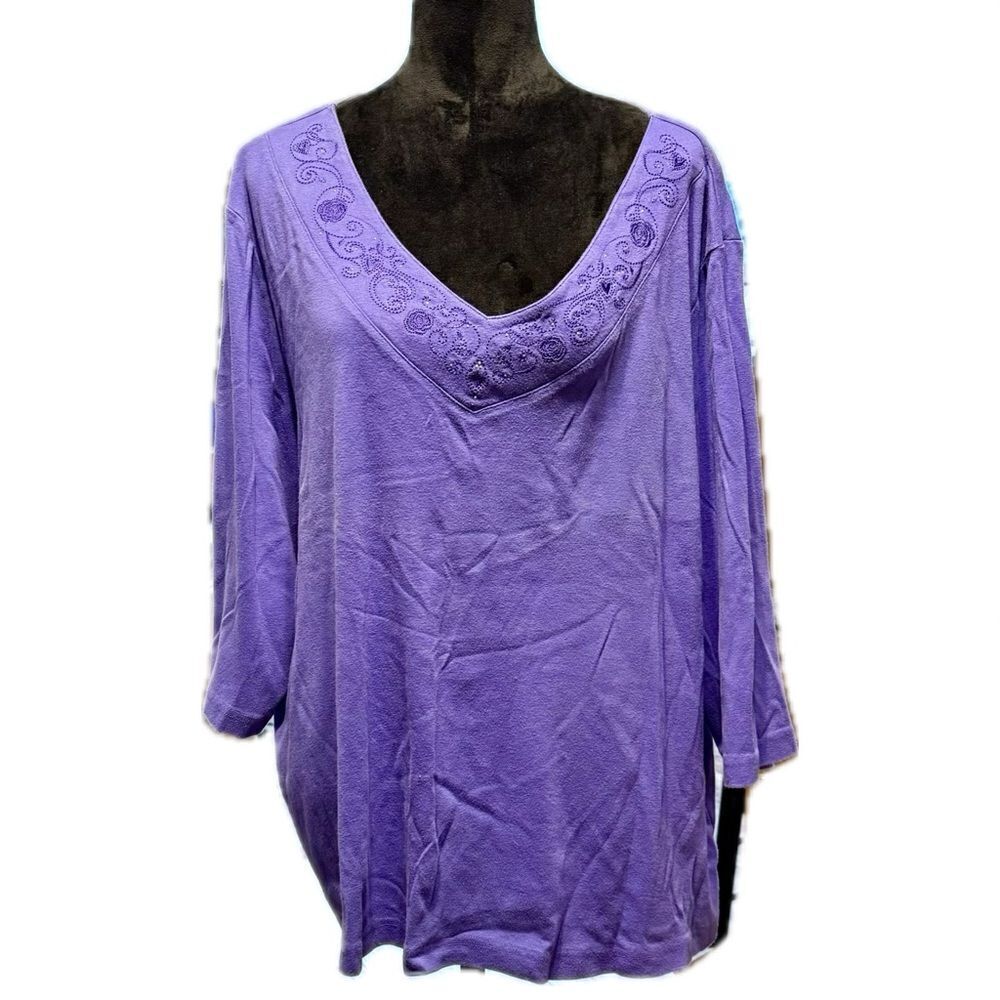 Essentials‎ womens 3/4 sleeve shirt 4x with design on collar.